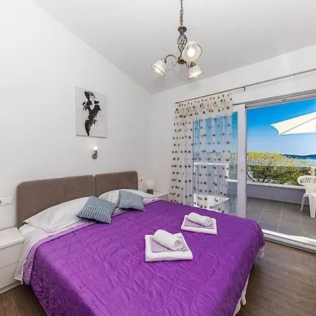 Villa Dispet Kastela